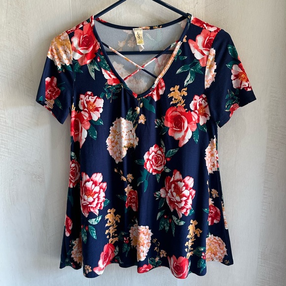 Lara Fashion Women’s Short Sleeve Tee Size Small - Picture 1 of 4